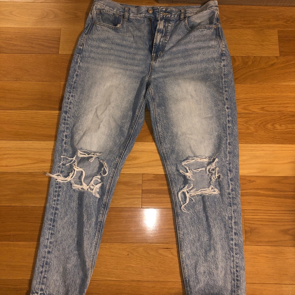 AMERICAN EAGLE MOM JEANS